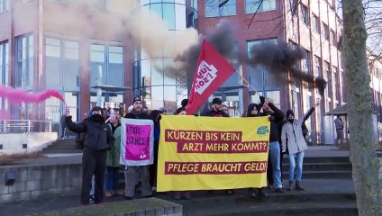 Germania, torta in faccia a Lindner, il leader liberale dell'Fdp