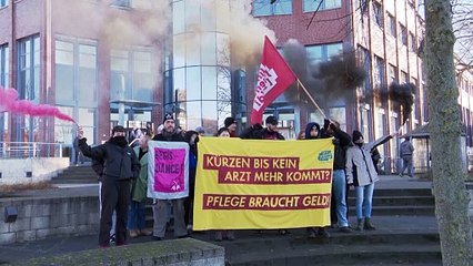 Alemanha: líder do FDP atingido na cara com "bolo" de espuma durante evento de campanha