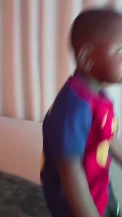Así celebró el gol de Lamine Yamal su hermano pequeño