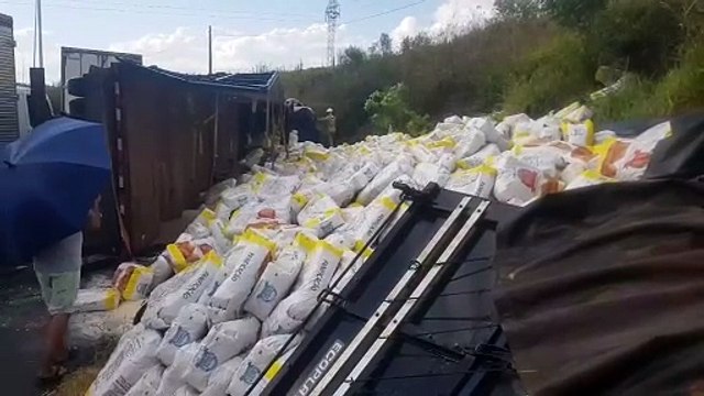 Carreta carregada tomba no Contorno Oeste em Cascavel