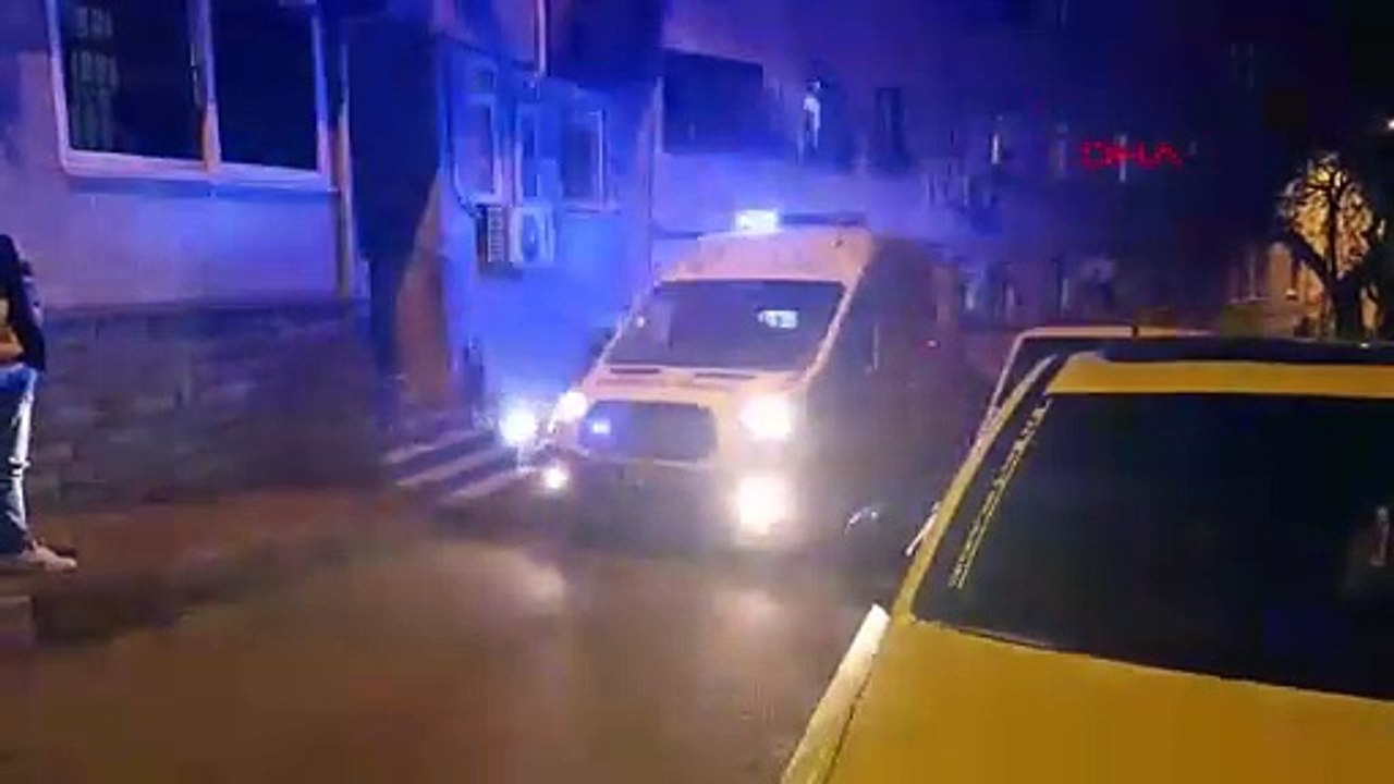 İzmit'te çatı katındaki yangında 2 kişi dumandan etkilendi