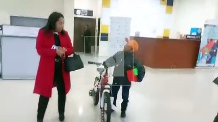 El presidente le regala una bicicleta a niño