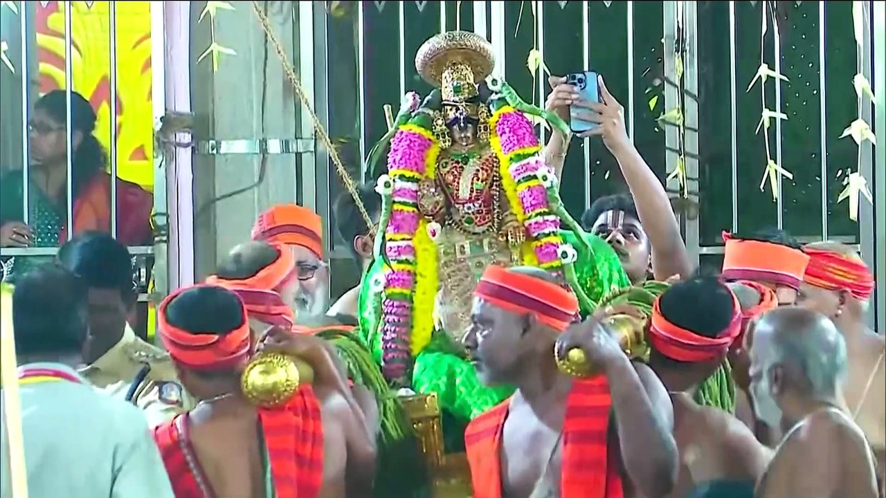 hn_ani2_trichy_devotees_throng_srirangam_temple_on_06-35-49