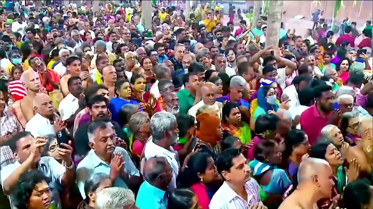 hn_ani2_trichy_devotees_throng_srirangam_temple_on_06-40-49