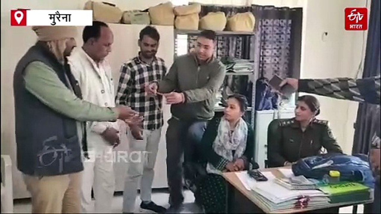 मानवता की मिशाल: पुलिस आरक्षक ने सवारी बस में मिले जेवरातों से भरे बैग को लौटाया,जेवरात देख गद-गद हुआ मालिक।