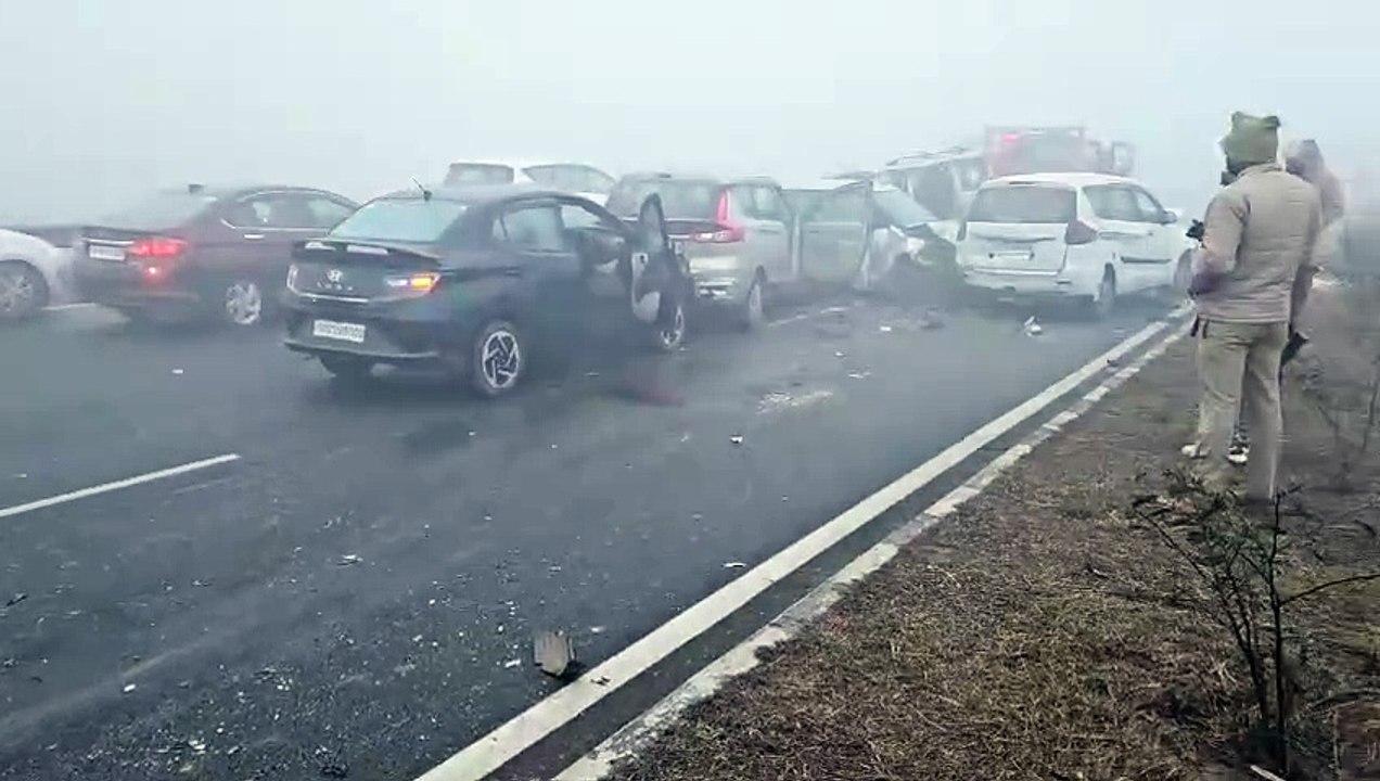 कोहरे में मुरादाबाद दिल्ली हाईवे पर आधा दर्जन से अधिक गाड़ियां आपस में टकराई, महिला सहित तीन घायल तीन