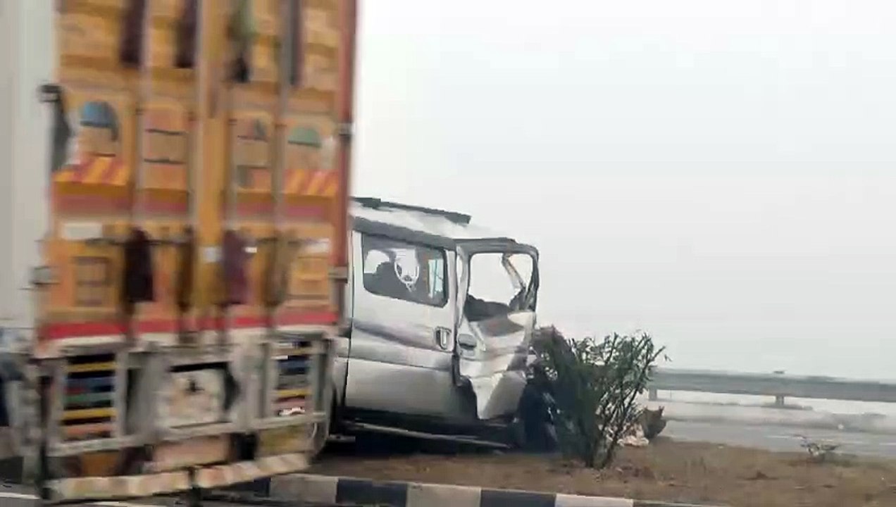 कोहरे में मुरादाबाद दिल्ली हाईवे पर आधा दर्जन से अधिक गाड़ियां आपस में टकराई, महिला सहित तीन घायल तीन