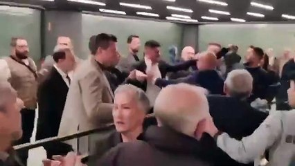 AK Partililer Meclis'i karıştırdı: Hakaretler, yumruklar havalarda uçuştu