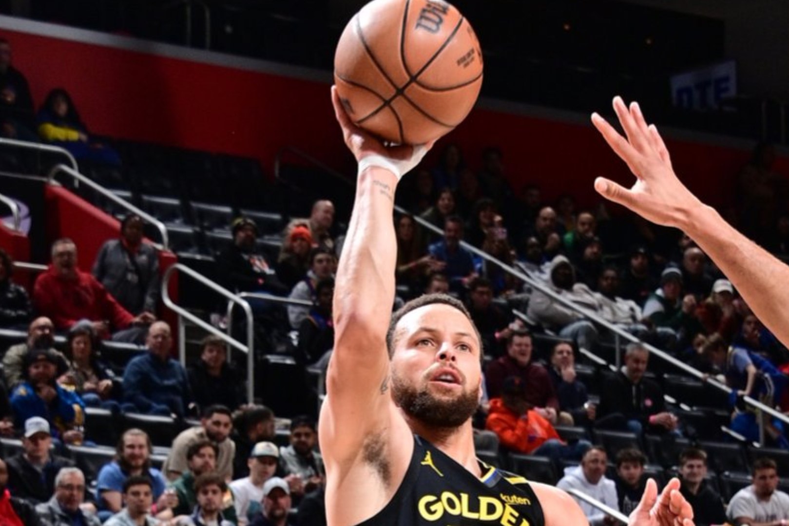 Los Warriors salvan un muy mal da de Stephen Curry