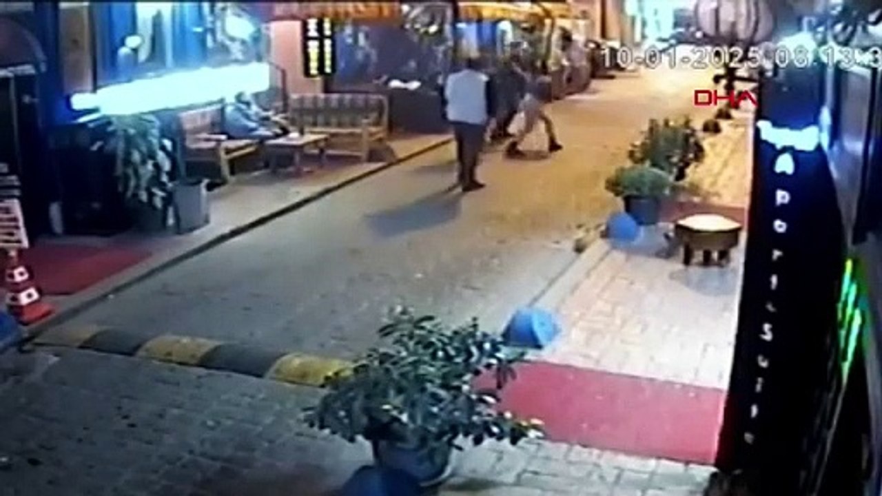 İstanbul - Taksim’de alkollü iki kadının kavgasını güçlükle ayırdılar; o anlar kamerada