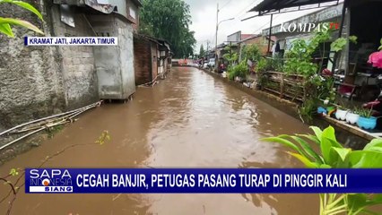 Cegah Air Meluap ke Permukiman Warga, Petugas Pasang Turap di Pinggir Kali Baru Kramat Jati
