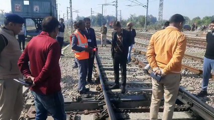 कोटा रेल मंडल डीआरएम अनिल कालरा ने सवाई माधोपुर पहुंचकर पटरी से उतरी मालगाड़ी के मामले को लेकर दुर्घटना स्थल का दौरा किया