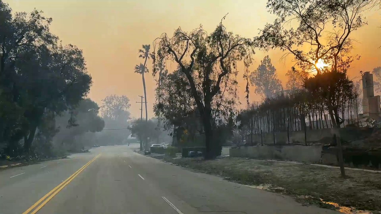 Escenario apocalíptico en Los Ángeles mientras el fuego avanza sin control