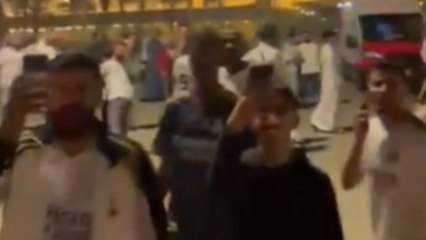 El momento del acoso de aficionados saudíes hacia las familias del Mallorca