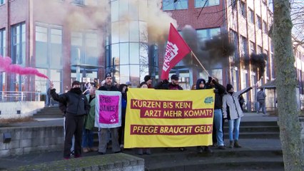 زعيم الحزب الليبرالي الديمقراطي في ألمانيا يتعرض للهجوم برغوة الحلاقة: "كنت أتمنى كريمة مخفوقة"