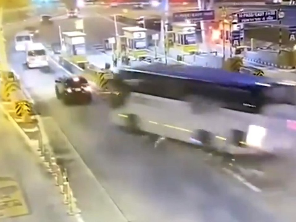 Reisebus kracht ungebremst in Mautstelle