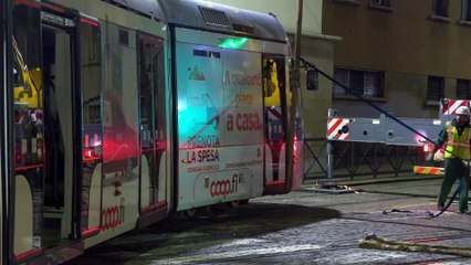Incidente tramvia, maxi gru per rimuovere i vagoni