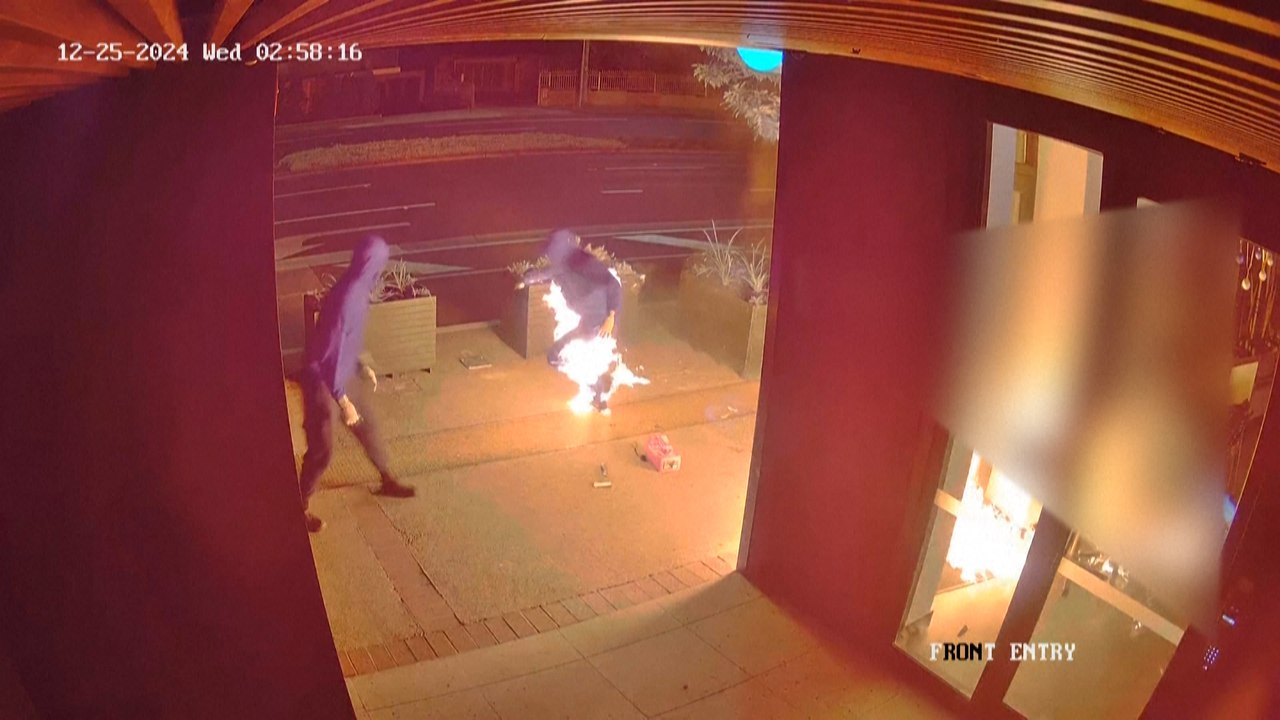 Un pyromane maladroit met le feu à son pantalon en tentant d'incendier un restaurant