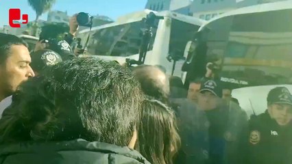 Ablukadaki Akdeniz Belediyesi önünde toplanan yurttaşlara polis engeli