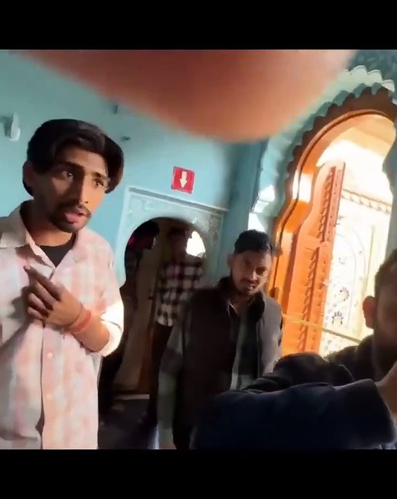 पति के सामने 6000 रुपए बोलकर रशिया की युवती को छेड़ा,  इंडियन पति ने ऐसे ली बदमाशों की क्लास; वीडियो Viral