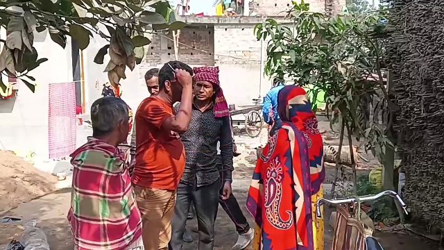 টিনের ভাঙা বাড়িতে দীর্ঘদিন ধরে বসবাস, অবশেষ ঘরের প্রথম পর্যায়ে টাকা ঢোকার কারণে সেই ঘরটি ভেঙে বিক্রি করে দেন। এরপরই আচমকা বিডিওর তরফে নোটিশ আসে ঘরের টাকা ফেরত দিতে হবে। এখন খোলা আকাশের নিচে আস্তানা