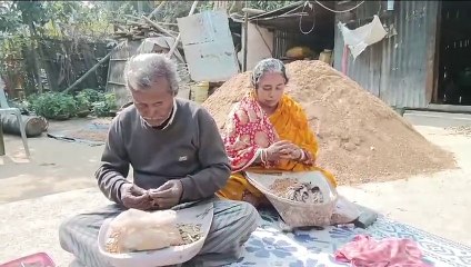 টিনের ভাঙা বাড়িতে দীর্ঘদিন ধরে  বসবাস, অবশেষ ঘরের প্রথম পর্যায়ে টাকা ঢোকার কারণে সেই ঘরটি ভেঙে বিক্রি করে দেন। এরপরই আচমকা বিডিওর তরফে নোটিশ আসে ঘরের টাকা ফেরত দিতে হবে। এখন খোলা আকাশের নিচে আস্তানা