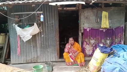 টিনের ভাঙা বাড়িতে দীর্ঘদিন ধরে  বসবাস, অবশেষ ঘরের প্রথম পর্যায়ে টাকা ঢোকার কারণে সেই ঘরটি ভেঙে বিক্রি করে দেন। এরপরই আচমকা বিডিওর তরফে নোটিশ আসে ঘরের টাকা ফেরত দিতে হবে। এখন খোলা আকাশের নিচে আস্তানা