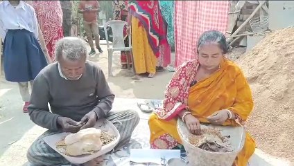 টিনের ভাঙা বাড়িতে দীর্ঘদিন ধরে  বসবাস, অবশেষ ঘরের প্রথম পর্যায়ে টাকা ঢোকার কারণে সেই ঘরটি ভেঙে বিক্রি করে দেন। এরপরই আচমকা বিডিওর তরফে নোটিশ আসে ঘরের টাকা ফেরত দিতে হবে। এখন খোলা আকাশের নিচে আস্তানা
