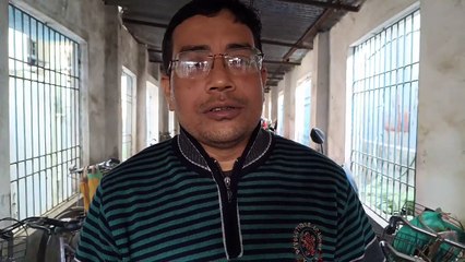 টিনের ভাঙা বাড়িতে দীর্ঘদিন ধরে  বসবাস, অবশেষ ঘরের প্রথম পর্যায়ে টাকা ঢোকার কারণে সেই ঘরটি ভেঙে বিক্রি করে দেন। এরপরই আচমকা বিডিওর তরফে নোটিশ আসে ঘরের টাকা ফেরত দিতে হবে। এখন খোলা আকাশের নিচে আস্তানা