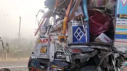 सादुलपुर मे भीषण सड़क हादसा -दो ट्रकों की आमने-सामने भिड़ंत, तीन घायल