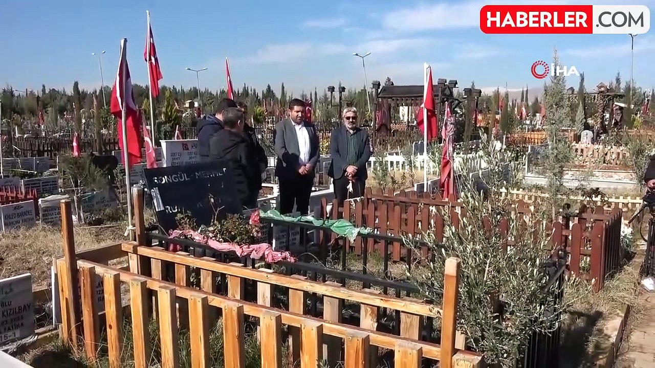 Depremde Hayatını Kaybeden Gazeteciler Mezarı Başında Anıldı