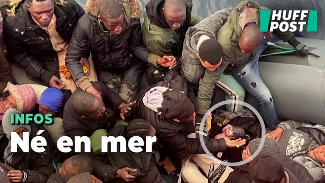 Un photographe immortalise le sauvetage d’un bébé venant de naître sur un canot de migrants