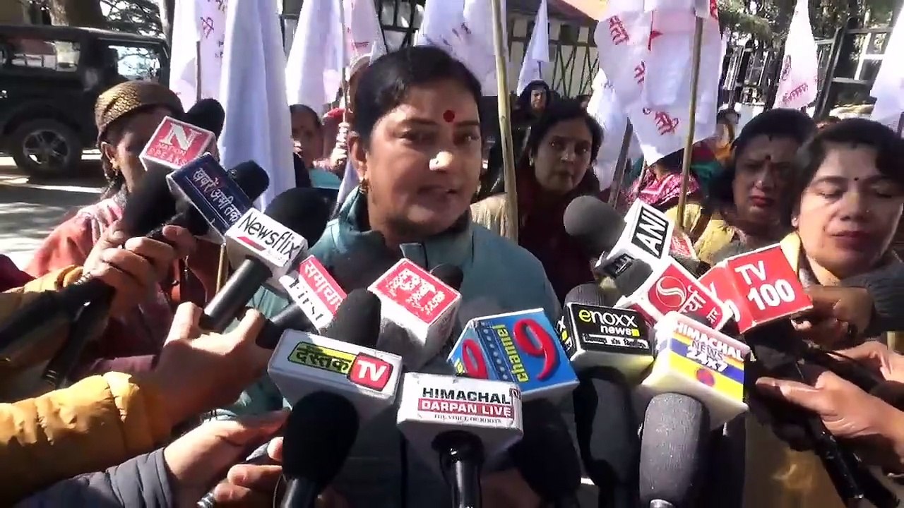 राजभवन के बाहर गरजी महिलाएं, डिपो में मिलने वाले राशन की गुणवत्ता पर उठाए सवाल, बोलीं तीन महीने से नहीं मिला खाद्य तेल, सरकारों की बाजारों को खुली लूट की छूट।