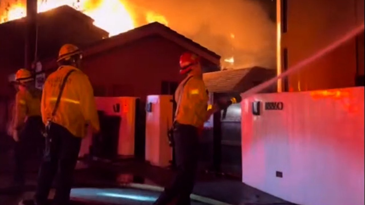 Feuerwehrleute bekämpfen weiterhin das Feuer auf dem Pacific Palisades Hill in Los Angeles
