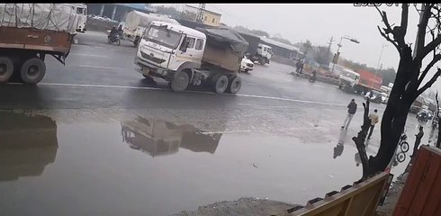 भांकरोटा इलाके में यू टर्न लेते समय कोयले से भरा ट्रेलर पलटा, बड़ा हादसा होने से टला