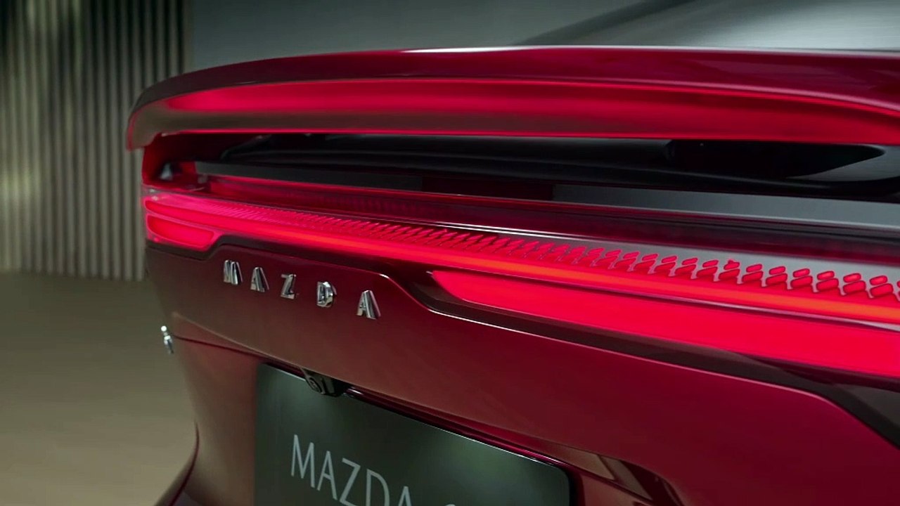 La grande berline électrique Mazda6e affiche une esthétique fluide et moderne