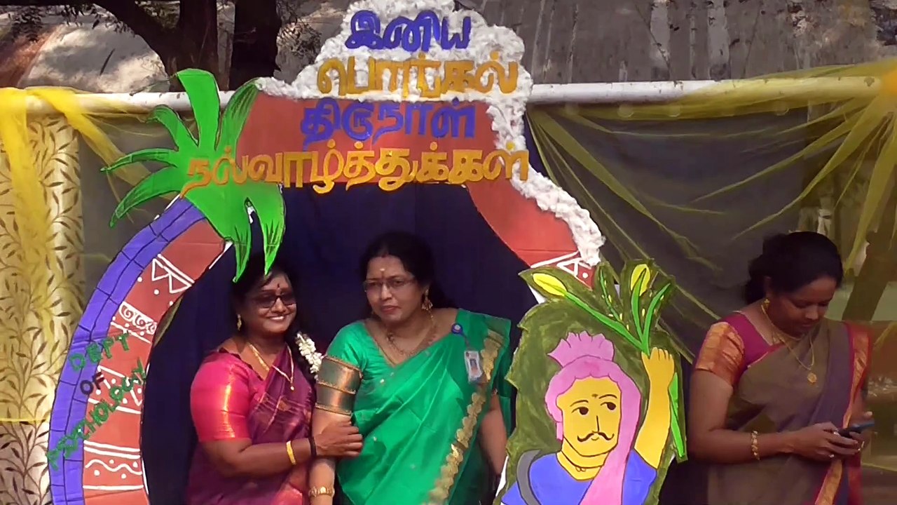 வேலூர் தனபாக்கியம் கிருஷ்ணசாமி மகளிர் கல்லூரியில் பம்பரம் பாண்டி ஆட்டம் சிலம்பாட்டம் சுருள் வாள் உள்ளிட்டவைகளுடனும் ஆடல்கள் பாடல் பாரம்பரிய கலைநிகழ்ச்சிகளுடன் பொங்கல் கொண்டாட்டம் மாணவிகள் உற்சாகம்