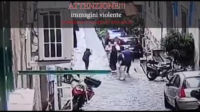 Chiaia, lite con calci e mazze in strada tra vicini