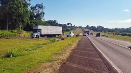 Atenção: Caminhão com problemas mecânicos provoca desvio na BR-277