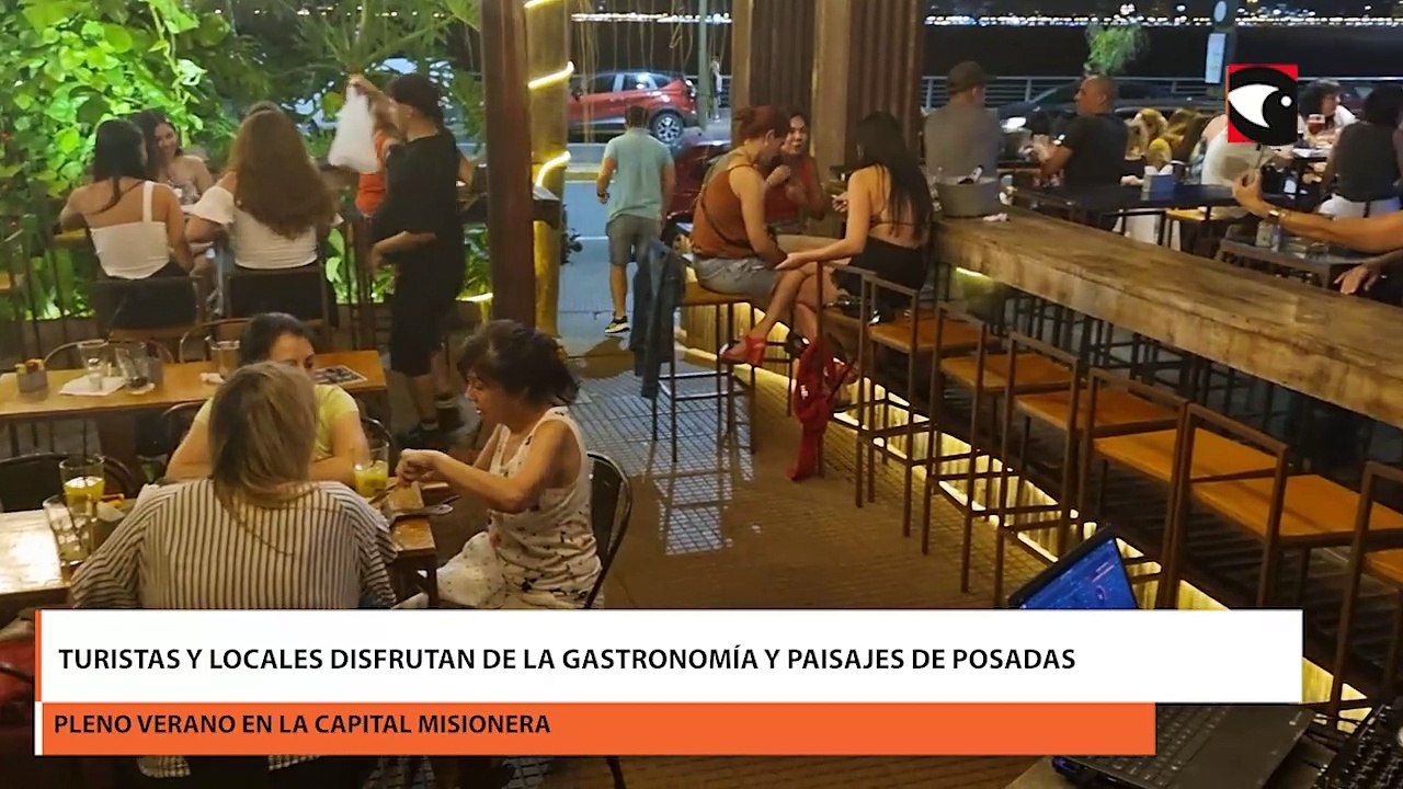 Turistas y locales disfrutan de la gastronomía...