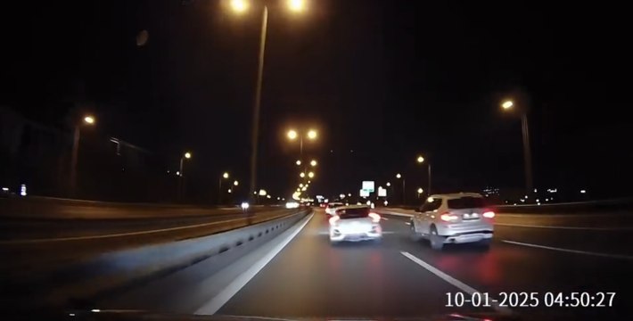 Ataşehir'de makas atarak ilerleyen sürücü kaza yaptı; o anlar kamerada