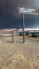 El increíble aspecto del cielo de Tom LaBonge Panorama entre sombras negras y naranjas por el incendio en California