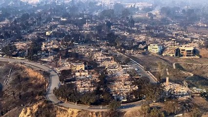 مشهد الدمار الناجم عن حرائق لوس انجليس من الجو "أشبه بنهاية العالم"
