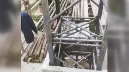 Çöken iskele ile zemin kata düşen işçi, o anları kaydetti