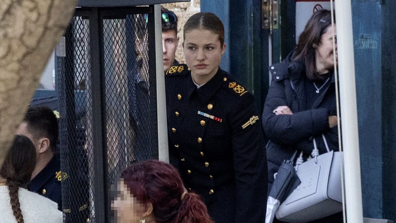 Leonor pasea por las calles de Cádiz junto a sus compañeros guardamarinas