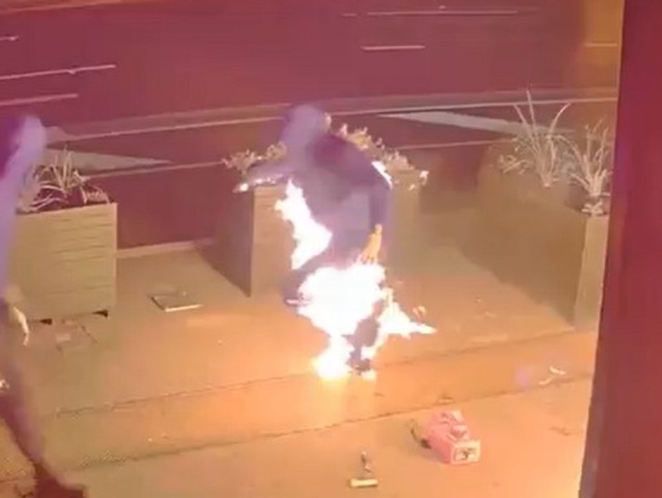 Brandstifter zündet sich selbst an und flieht mit nacktem Hintern
