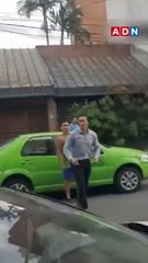 Desesperado video de un reconocido traumatólogo pidiendo ayuda tras recibir una golpiza de su mujer en plena calle. Miralo. 