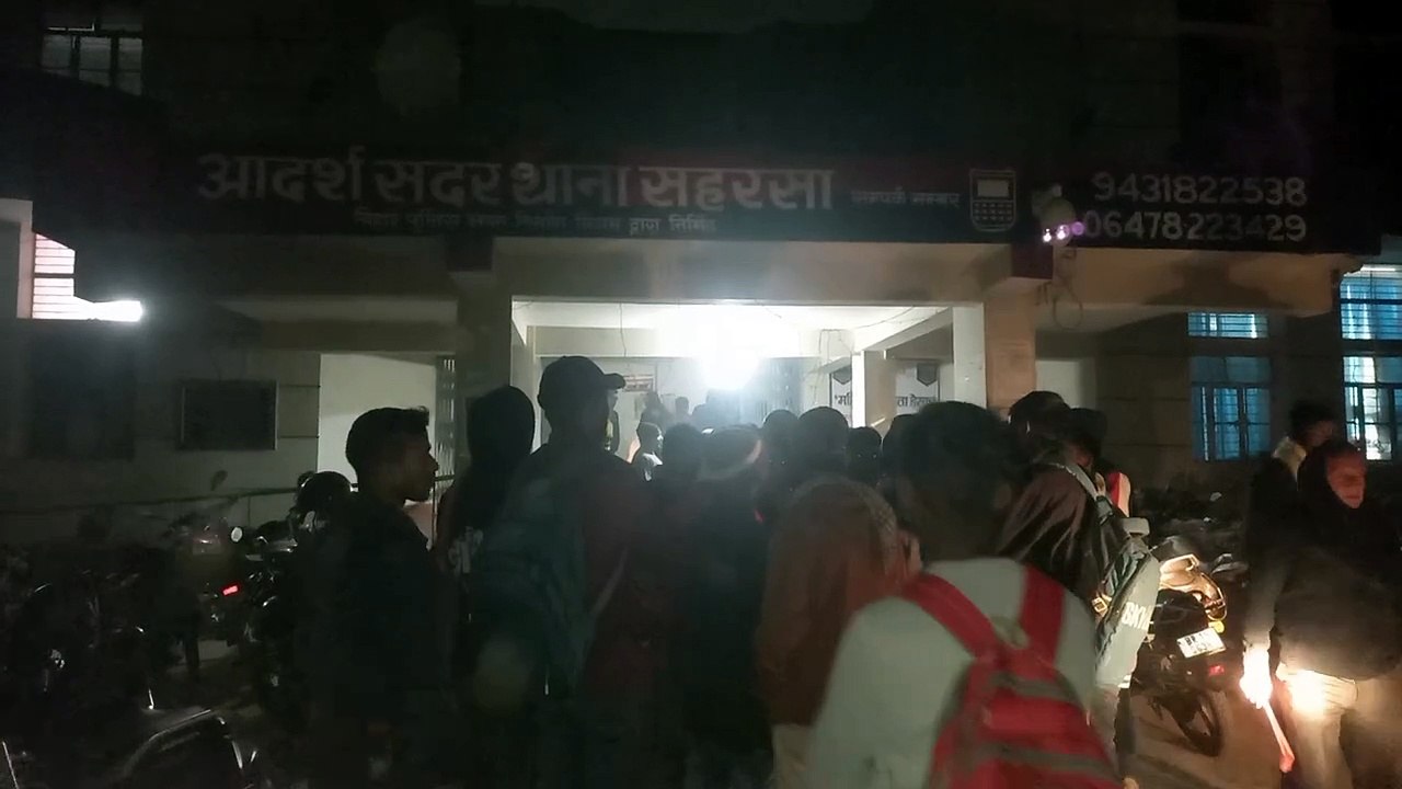 सहरसा :- सर्वनारायण सिंह रामकुमार सिंह कॉलेज के दर्जनों छात्र छात्राओं ने सदर थाना पहुंच किया हंगामा। कॉलेज के प्राचार्य पर बदसूली एवं अभद्र व्यवहार का लगाया आरोप।