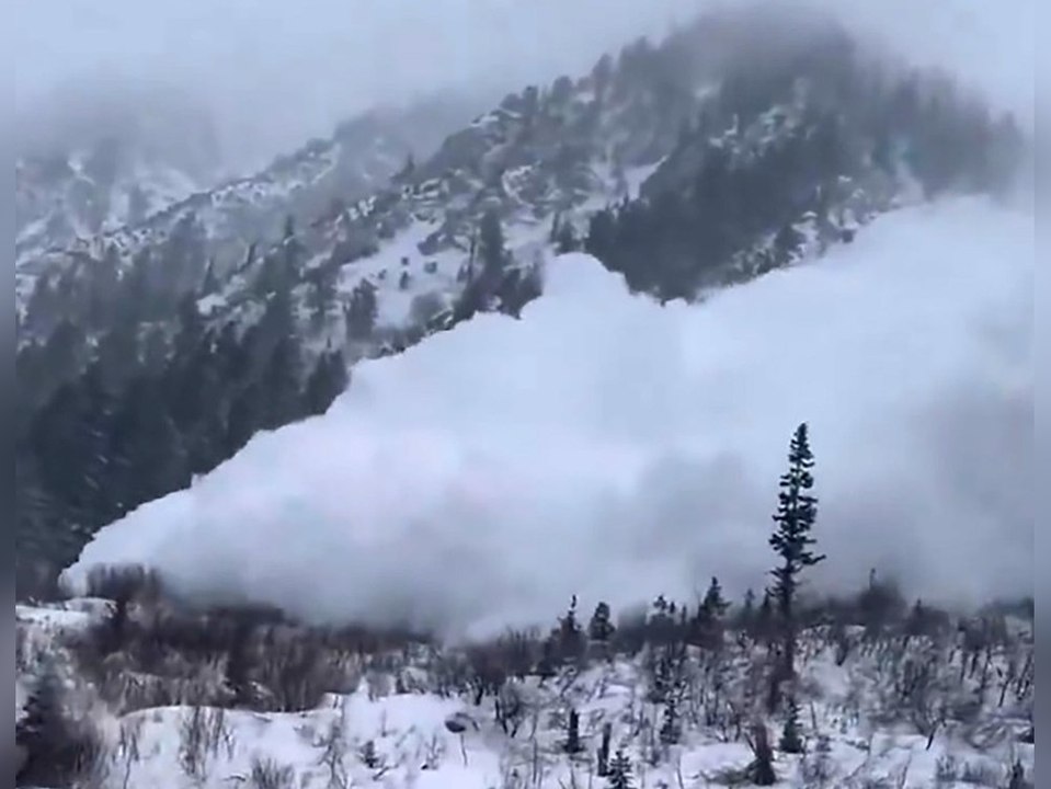 Autofahrer filmt lawine - und wird voll getroffen