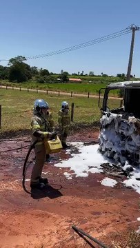 Caminhão carregado com fécula pega fogo na curva de acesso à Estrada 215, em Umuarama - 2